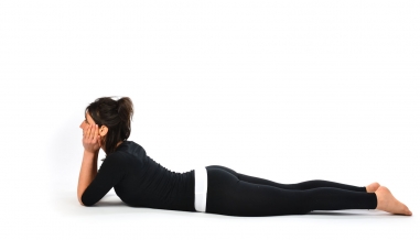 Makarasana (Postura crocodilului) Makarasana (Postura crocodilului)