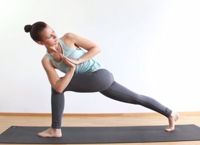 Parivrtta Anjaneyasana