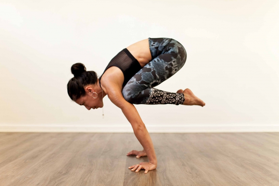 femeie-Bakasana