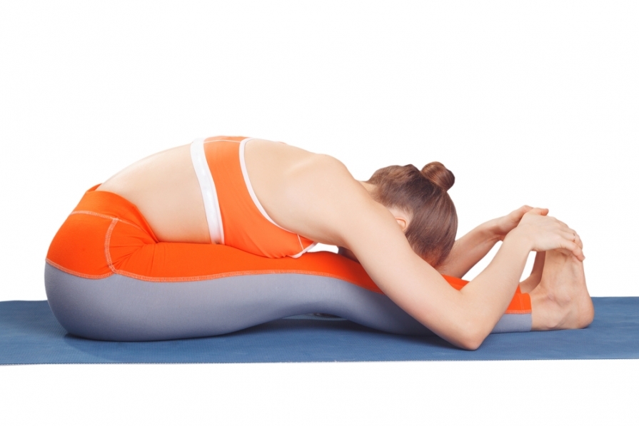 femeie-Paschimottanasana