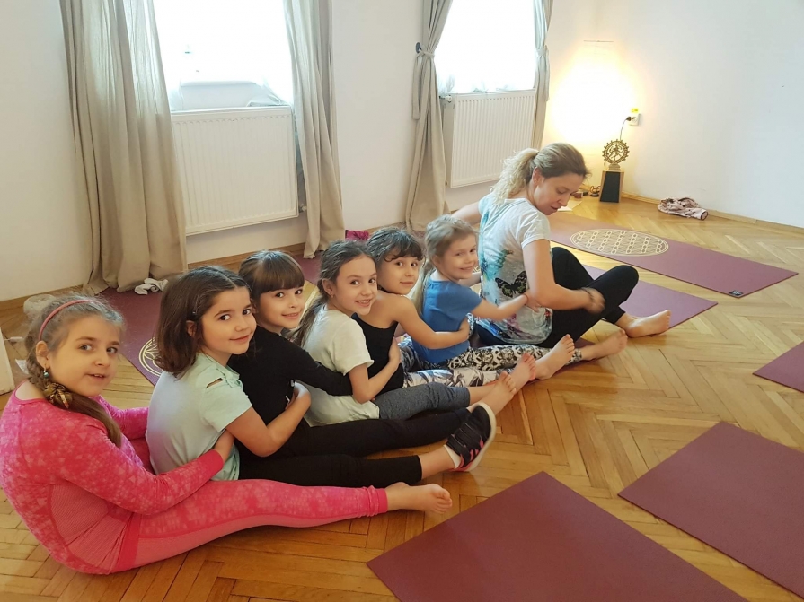 Oana-Dan-clase-copii-yoga