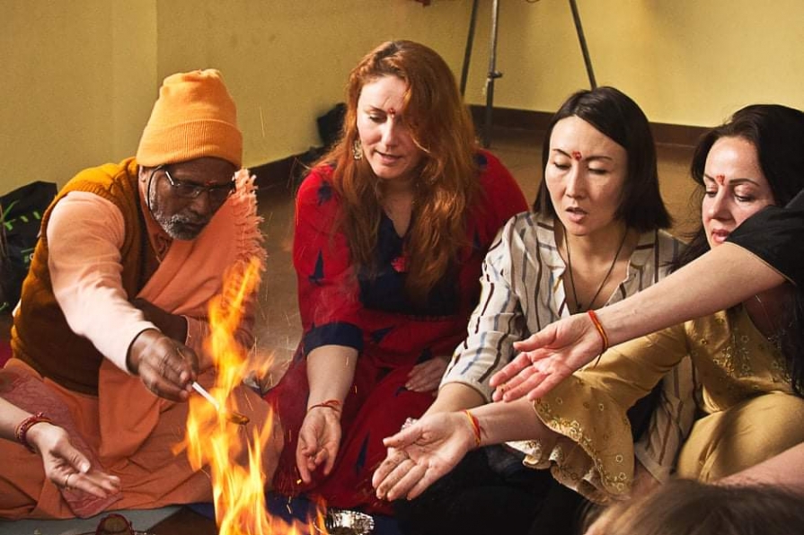 Ilinca-Mihaela-Neamțiu-India-ceremonie-foc-grup
