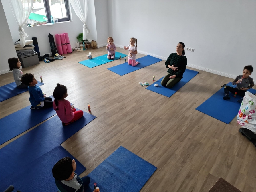 Adina-Dumitru-clasa-yoga-copii