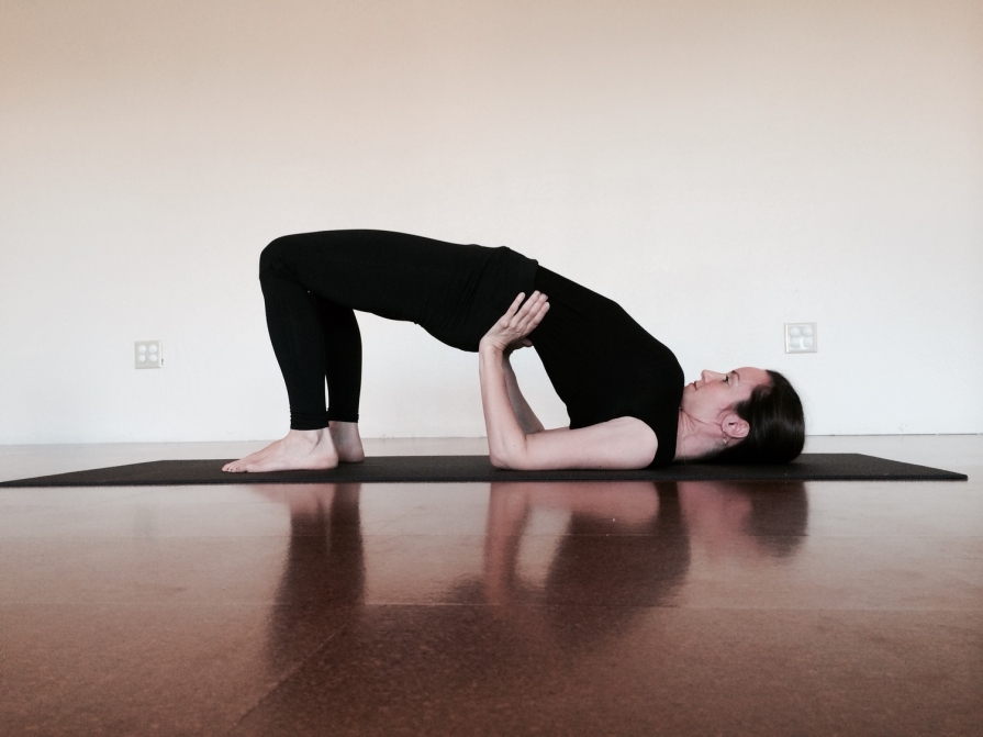 femeie-Setu-Bandhasana
