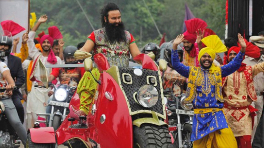 10 cei mai controversați Guru din India guru-controversati-india-motocicleta-atepti