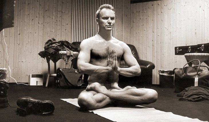 11 barbati sexy si celebri care practica yoga 11 barbati sexy si celebri care practica yoga