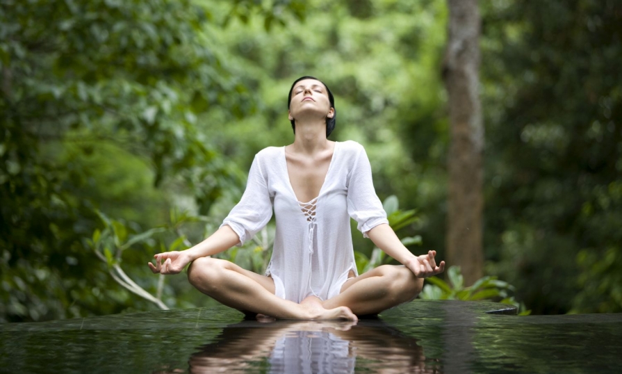 12 obstacole pe care le întâmpini în timpul meditației femeie-yoga-meditatie-lotus