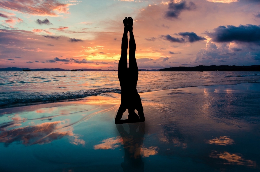 8 asane care iti ofera energie pentru toată ziua femeie-asana-plaja-apus