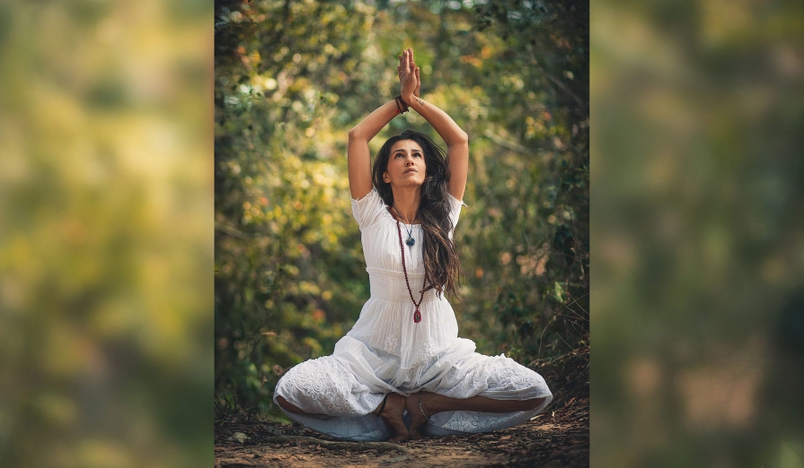9 profesori de meditație pe care ar trebui să îi cunoașteți femeie-yoga