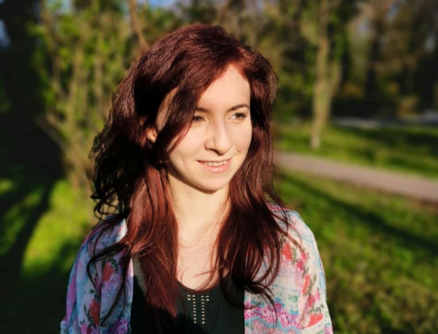 femeie-zambet-natura