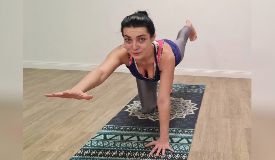 Adina Dumitru: „Yoga înseamnă în primul rând libertate de exprimare.” Adina-Dumitru-instructor-yoga