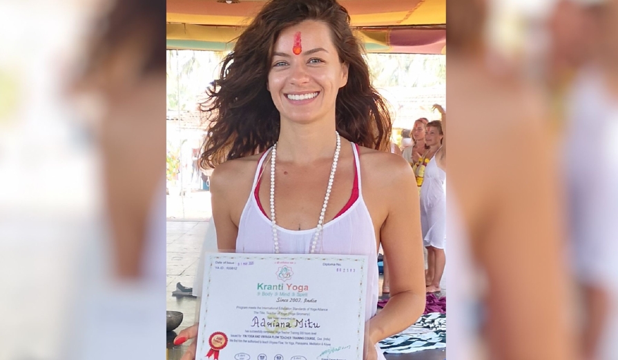 Adriana Mitu: „Momentul prezent este tot ceea ce este.” Adriana-Mitu-instructor-yoga