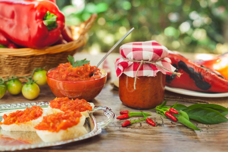 Ajvar – zacuscă de ardei ajvar-paine-borcan