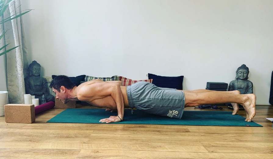 Alex Filimon: „Cu cât avansezi mai mult în practica cu atât capacitatea de înțelegere crește.” Alex-Filimon-instructor-yoga