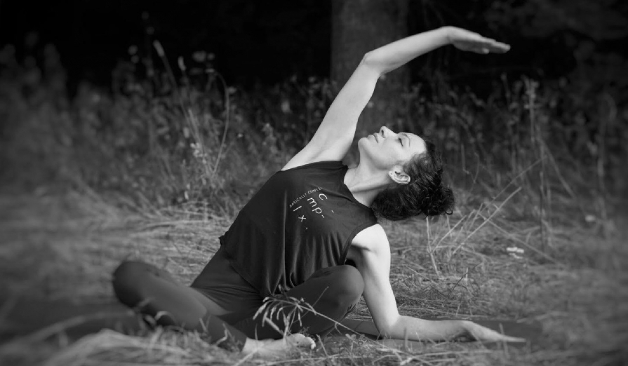 Alina Burla: „Yoga este lupa prin care te vezi așa cum ești” alina-burla-instructor-yoga