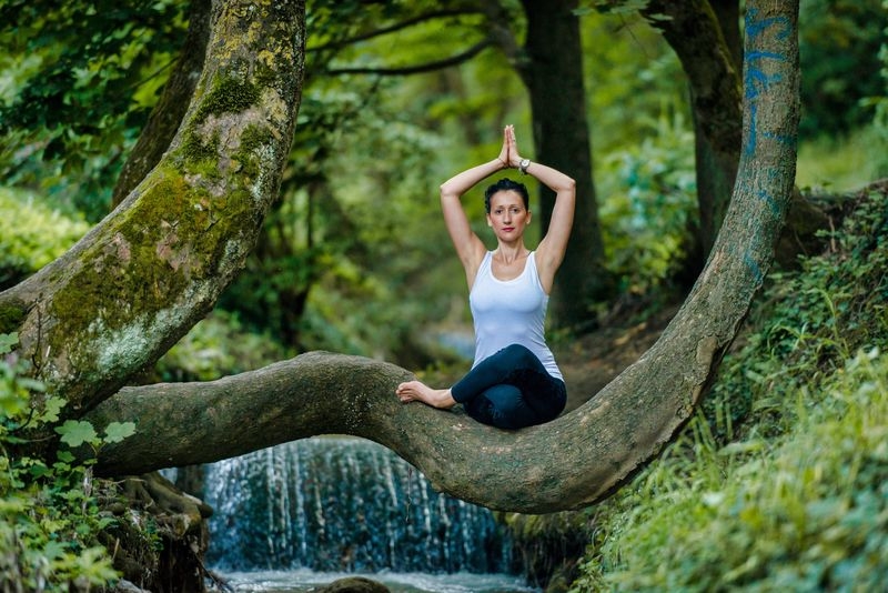 Ana Werczberger: „Yoga pentru mine este ca un balsam pe care îl aplic acolo unde am nevoie” femeie-yoga-asana