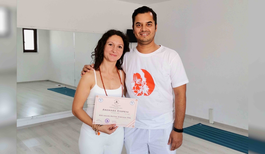 Andrada Ciupeiu: „Odată cu apariția Yoga totul a început să se schimbe.” Andrada-Ciupeiu-Mukesh-Kothari-instructor-yoga