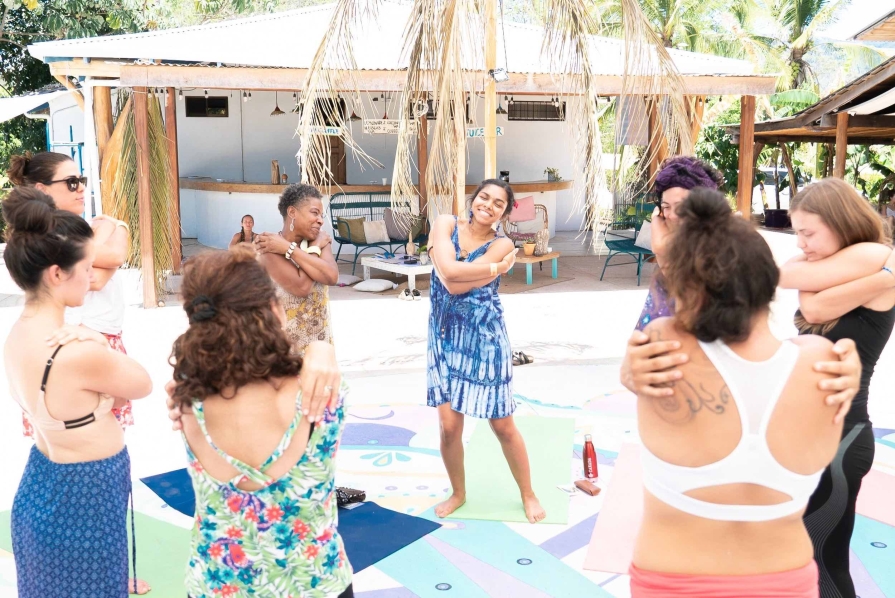 A apărut încă o formă nouă de “yoga” yoga-imbratisari-Qoya