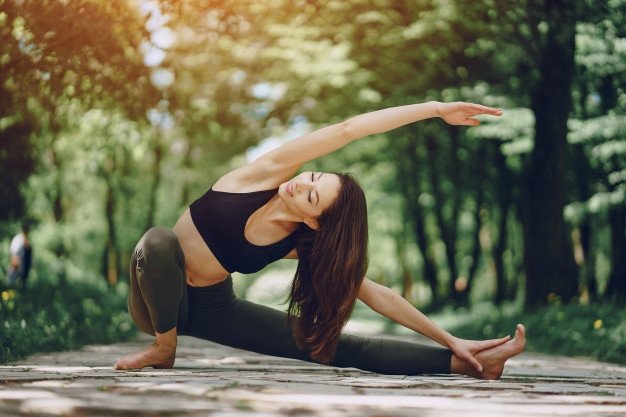Asane pentru sănătatea coloanei vertebrale – Partea II - Spondiloza Cervicală femeie-asana