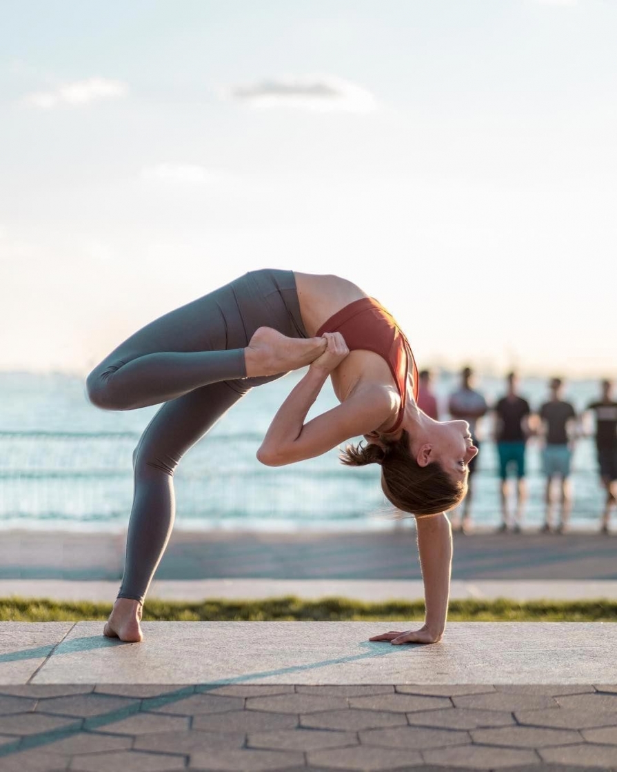 Asane pentru sănătatea sistemului endocrin. Partea a II a – Glandele Suprarenale femeie-yoga-asana