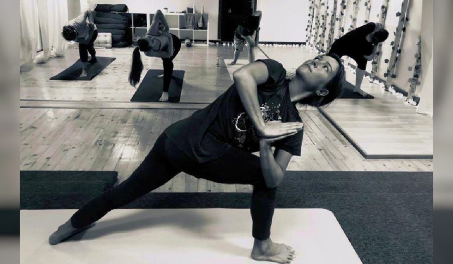 Carmina Dilimoț: „Pentru mine Yoga este calea de a conştientiza fiinţarea.” Carmina-Dilimoț-instructor-yoga