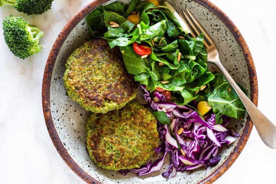 Chifteluțe de broccoli cu quinoa broccoli-chiftele-salata