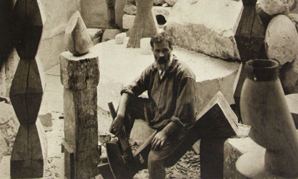 Brancusi, practicant yoga Brancusi, practicant yoga
