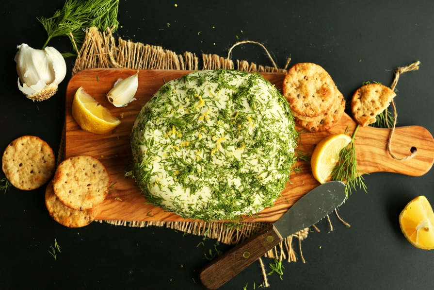 Cremă de brânza de migdale cu verdețuri branza-vegana-usturoi-biscuiti