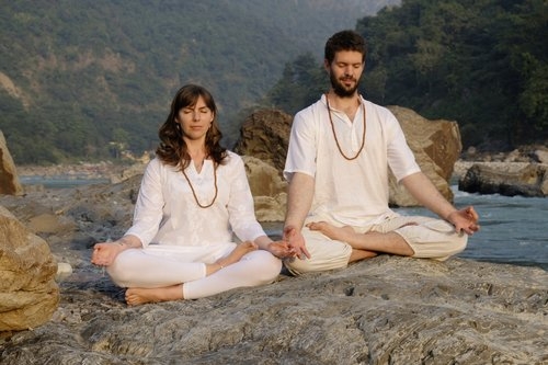 Cum deosebesti un instructor de yoga adevarat de unul care doar pretinde ca e Cum deosebesti un instructor de yoga adevarat de unul care doar pretinde ca e