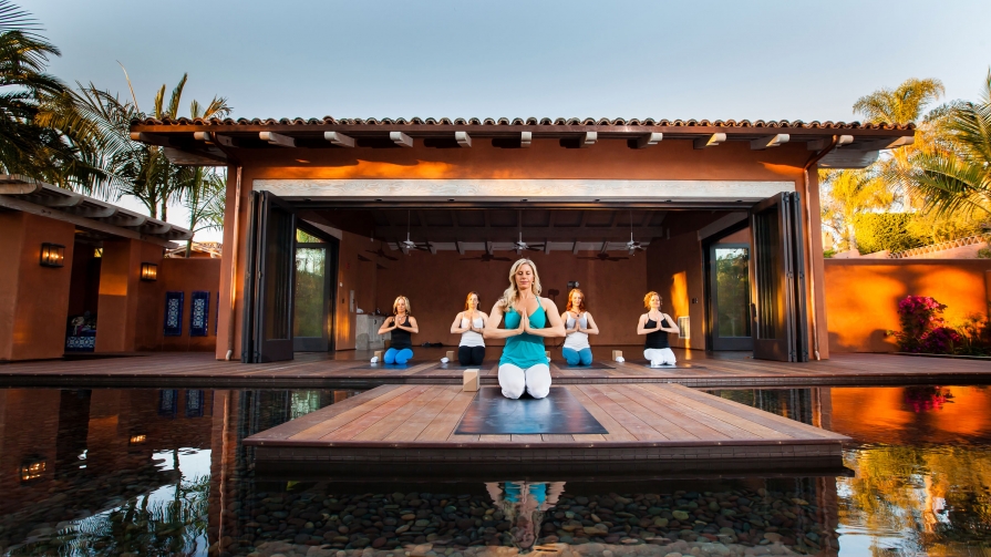 Cum s-a pierdut esența Yoga? Între spiritual și comercial Cum s-a pierdut esența Yoga? Între spiritual și comercial