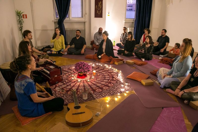 Dana Nedelcu: „Yoga pentru mine este un mod armonios de a fi.” grup-lumanari-yoga