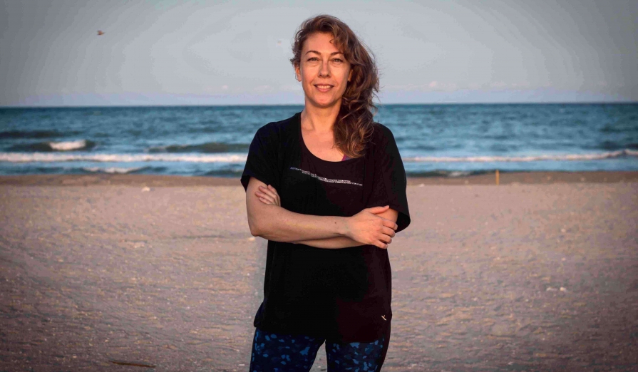 Dana Trifu: „Yoga este bucurie...bucuria reîntâlnirii cu mine.” femeie-Dana-Trifu-plaja