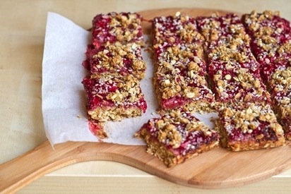 Desert vegan: prajitura crocanta cu fulgi de ovaz si capsune Desert vegan: prajitura crocanta cu fulgi de ovaz si capsune