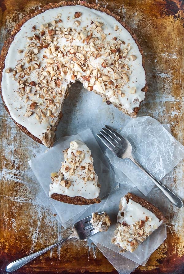 Desert vegan: Tort de mere cu glazura de cocos Desert vegan: Tort de mere cu glazura de cocos