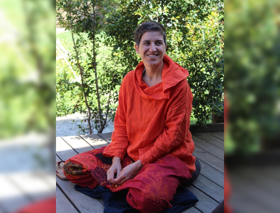 Edó Gergely: „Yoga nu a apărut în viața mea pentru că am ales o cale spirituală, ci dimpotrivă, yoga m-a găsit pe mine.” Edó-Gergely-femeie-zambet-yoga