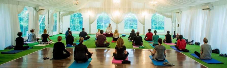 Ghid complet pentru alegerea unui instructor de yoga si meditatie Ghid complet pentru alegerea unui instructor de yoga și meditație