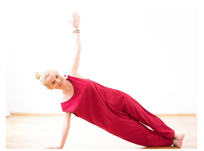 femeie-asana Interviu Adela Spulber: „fiecare om ce participa la cursurile mele de yoga sunt maeștrii mei.”