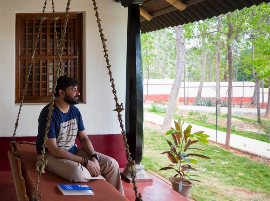 Interviu Avisek Majumdar: „ Doar practicând asanele și câteva minute de meditație, nu devii un yoghin” bărbat-gradina