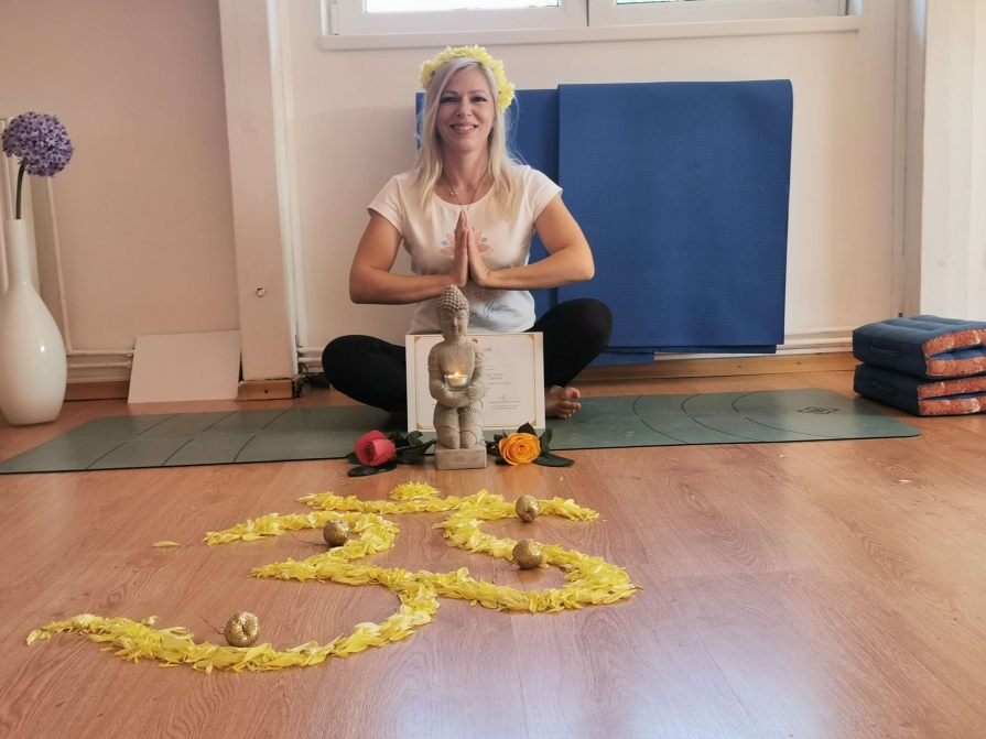 Interviu Gabirela Ivan: „Yoga înseamnă descoperirea sinelui, iubire, adevăr, respect.” femeie-diploma