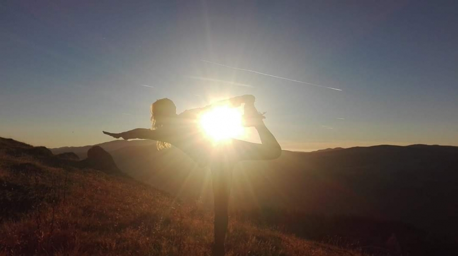 Interviu Lete Victoria: „Yoga reprezinta respirația sufletului meu” femeie-asana-apus