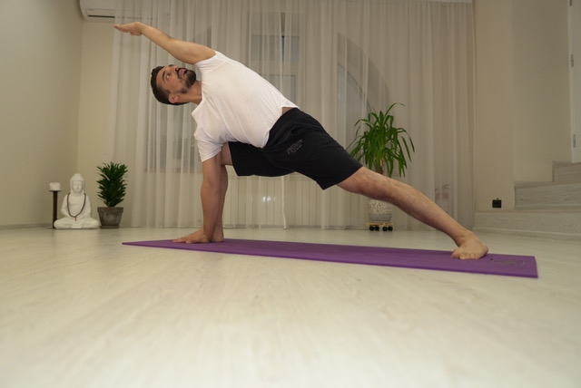 Interviu Ovidiu Atanasiu: “Toata lumea ar trebui sa practice yoga cel putin o data pe saptamana” Interviu Ovidiu Atanasiu: “Toata lumea ar trebui sa practice yoga cel putin o data pe saptamana”