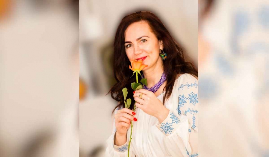 Ioana Dimbean: „practica yoga, este cunoaștere de sine, iar acest lucru duce la cunoașterea întregului univers.” Ioana-Dambean-instructor-yoga