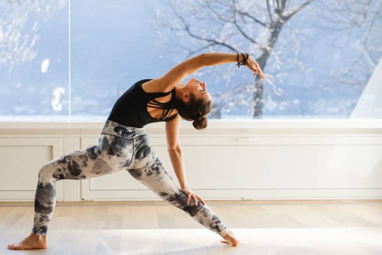 Mini ghid de bune practici ale instructorului de yoga femeie-yoga-asana