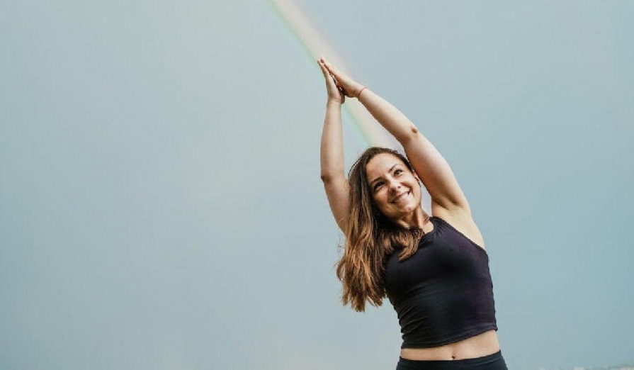 Monika Pal: Yoga este starea de bine (corp și minte) din care toți avem de câștigat: rezistență, echilibru, calm, focus și multe altele. Monika-Pal-instructor-yoga