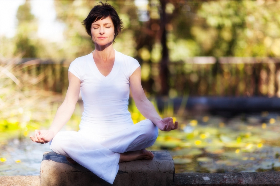 Obstacolele omului modern în meditație – partea I femeie-meditatie