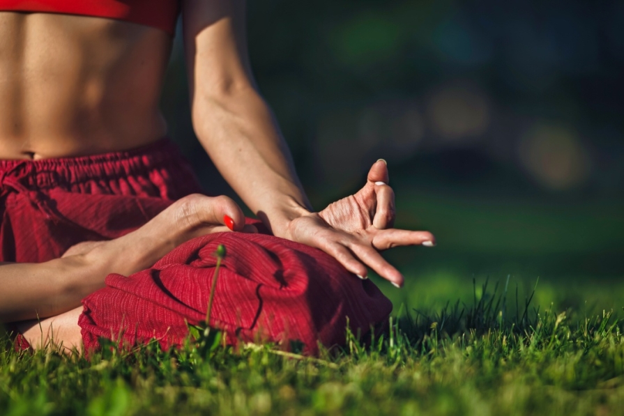Raja Yoga – Calea Regală femeie-meditatie