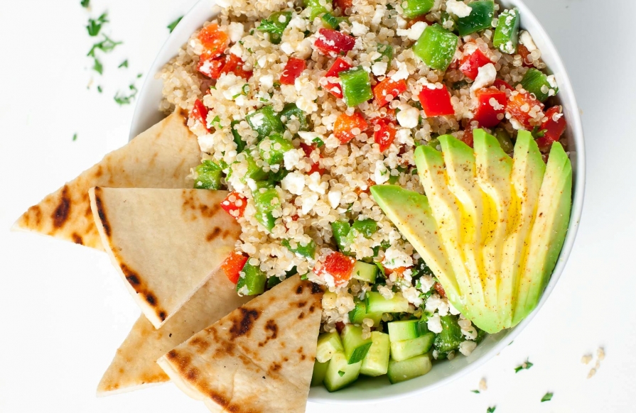 Reteta de taverna greceasca: bol mediteranean de quinoa cu legume Reteta de taverna greceasca: bol mediteranean de quinoa cu legume