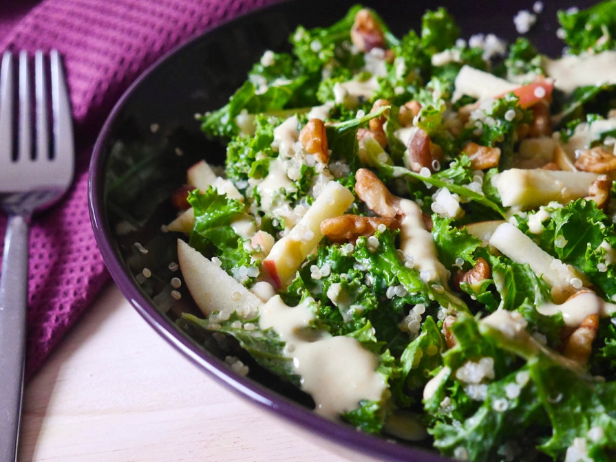 Reteta: Salata de kale cu naut, nuci, dressing de sirop de artar Reteta: Salata de kale cu naut, nuci, dressing de sirop de artar