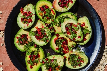 Reteta: avocado umplut cu salsa de rodii Reteta vegana: avocado umplut cu salsa de rodii