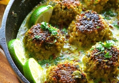 Reteta vegana: chiftele de quinoa in sos de cocos si turmeric Reteta vegana: chiftele de quinoa in sos de cocos si turmeric